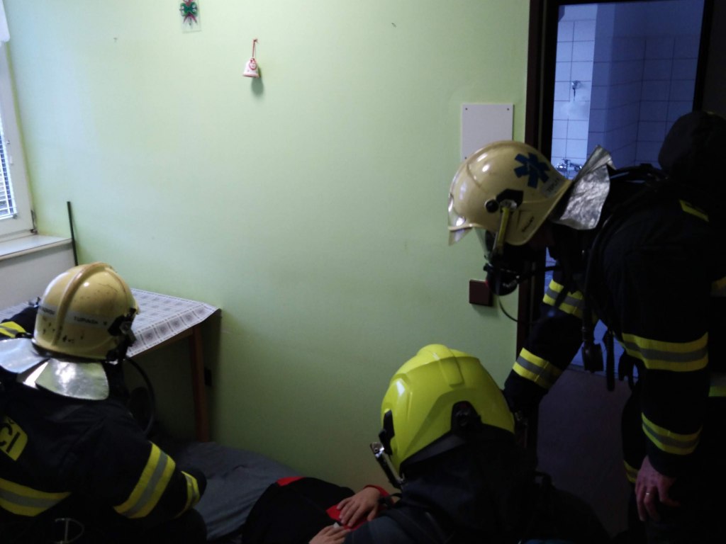 Figuranti při zásahu HZS na DKS 8