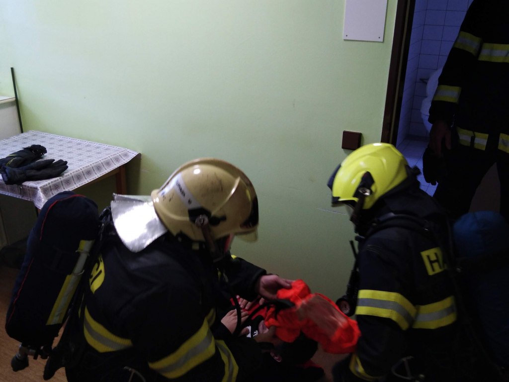Figuranti při zásahu HZS na DKS 9