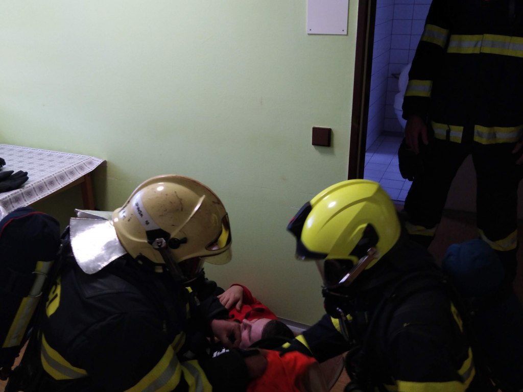Figuranti při zásahu HZS na DKS 10