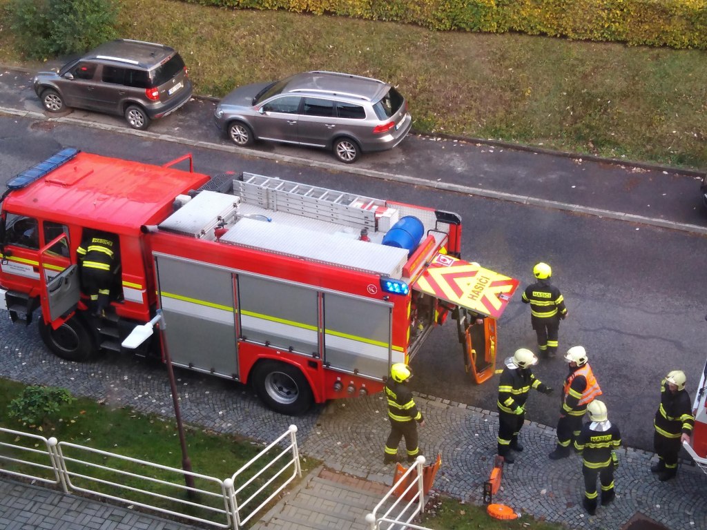 Figuranti při zásahu HZS na DKS 16